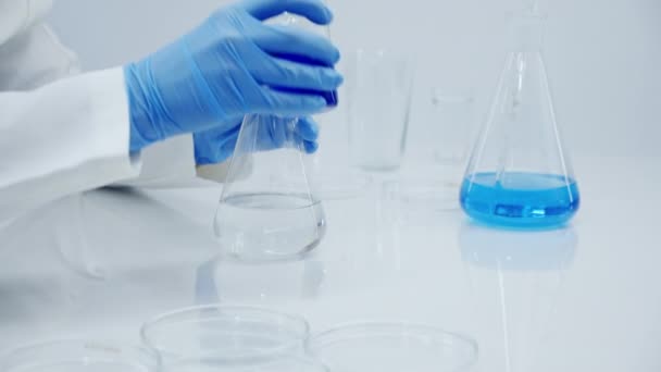 Лаборатория Исследований Руки Синих Перчатках Стеклянная Фляжка Голубой Жидкостью Смешивание Видеоклип