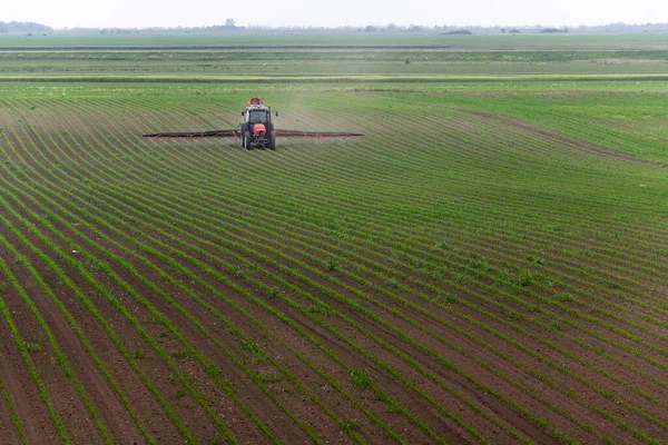 Campo Fertilização Por Pulverização Trator Com Produtos Químicos Herbicidas Inseticidas — Fotografia de Stock