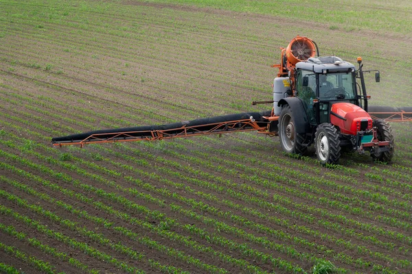 Traktor Besprutning Gödsling Fält Med Insekticid Herbicid Kemikalier Jordbruket Fält — Stockfoto