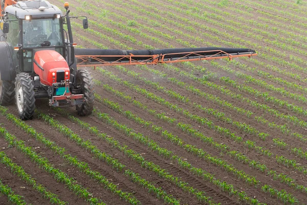 Pulvérisation Tracteur Fertiliser Champ Avec Des Insecticides Herbicides Chimiques Dans — Photo