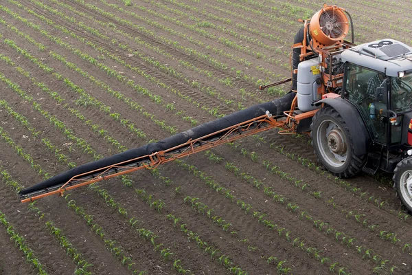 Ladang Pupuk Semprotan Traktor Dengan Bahan Kimia Herbisida Insektisida Bidang — Stok Foto