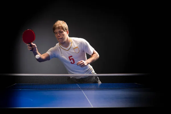 Porträt Eines Jungen Mannes Beim Tennisspielen Auf Schwarzem Hintergrund — Stockfoto