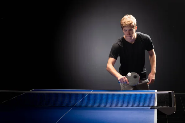 Retrato Jovem Jogando Tênis Fundo Preto — Fotografia de Stock