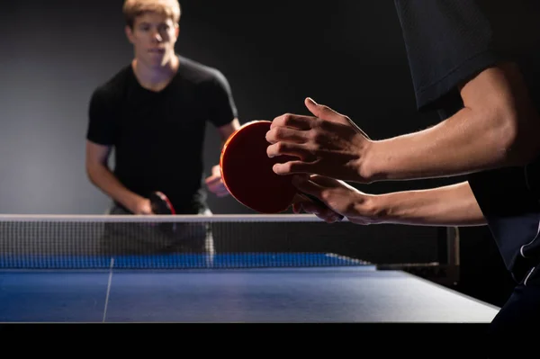 Dois Meninos Jogando Ping Pong Foco Raquete — Fotografia de Stock