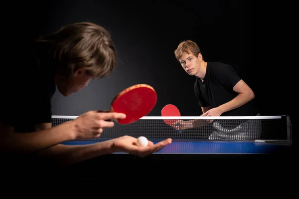 Dois Rapazes Jogar Pingue Pongue Mesa Tenns Jogador Servindo Foco — Fotografia de Stock