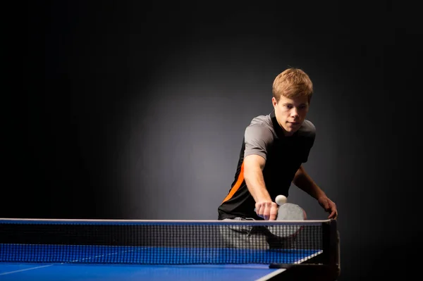 Porträt Eines Jungen Mannes Beim Tennisspielen Auf Schwarzem Hintergrund — Stockfoto