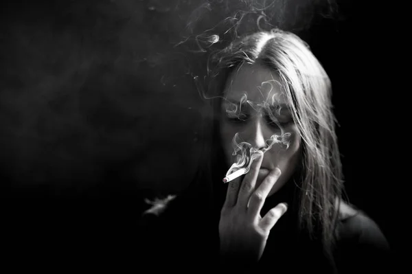 Siyah Arka Planda Sigara Içen Genç Bir Kadın Sigaraya Odaklan — Stok fotoğraf
