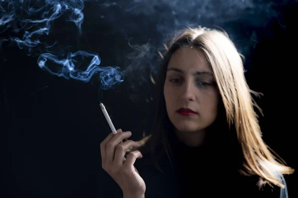 Ung Kvinna Röker Cigarett Svart Bakgrund Fokus Cigaretter — Stockfoto