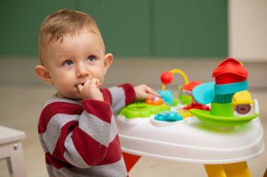 Küçük bir çocuğun oyuncakla portresi.