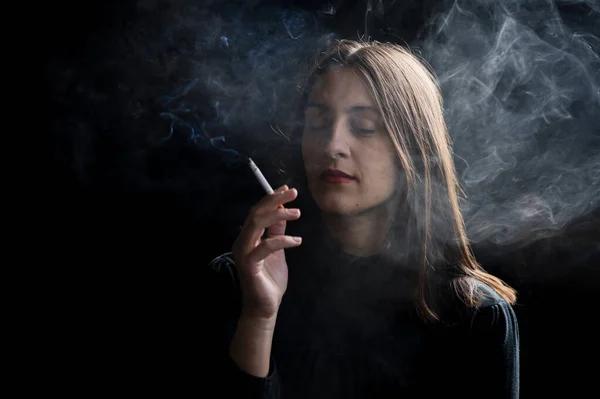 Jovem Fumando Cigarro Fundo Preto — Fotografia de Stock