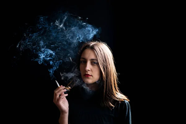 Mladá Žena Kouření Cigarety Černém Pozadí — Stock fotografie