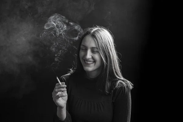 Mladá Žena Kouření Cigarety Černém Pozadí — Stock fotografie