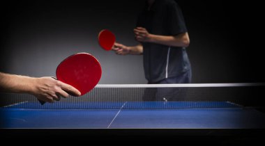 Masa tenisi oynayan iki genç çocuk, rakete odaklanın.