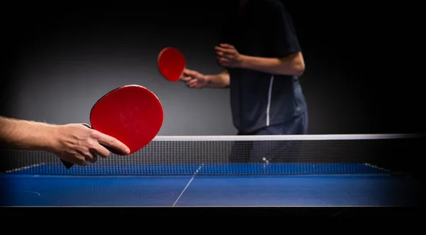 Dois Meninos Jogando Ping Pong Foco Raquete — Fotografia de Stock