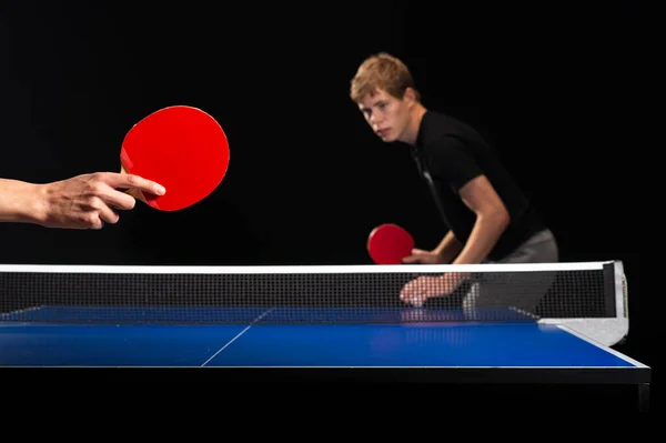 Dois Meninos Jogando Ping Pong Foco Raquete — Fotografia de Stock
