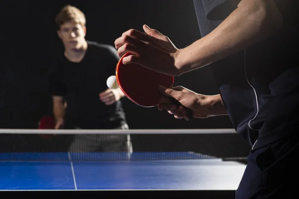 Dois Meninos Jogando Ping Pong Foco Raquete — Fotografia de Stock