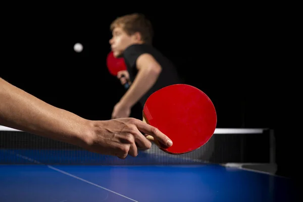 Dois Meninos Jogando Ping Pong Foco Raquete — Fotografia de Stock