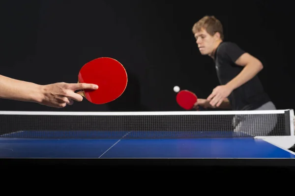 Zwei Junge Jungen Spielen Tischtennis Konzentrieren Sich Auf Schläger — Stockfoto