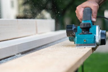 Çiğ ağaç kütüğündeki el yapımı elektrikli uçak. Ahşap. Ahşap ürünleri üretimi. Marangozluk atölyesi