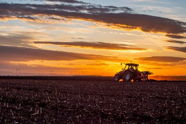 Traktör sürme tarlaları ekime hazırlık arazisi 
