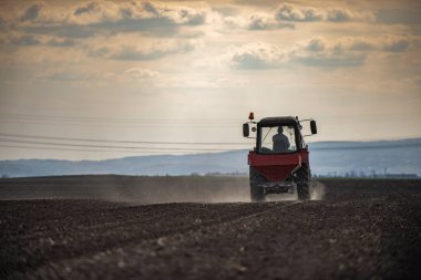 Traktör yapay gübre yayıyor. Ulaşım, tarım.