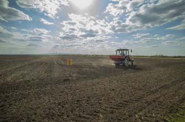 Traktör yapay gübre yayıyor. Ulaşım, tarım.