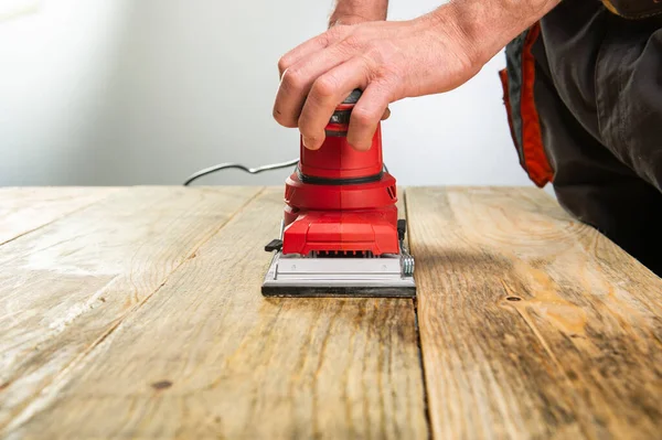 Lijadora Cinturón Eléctrica Lijadora Mano Masculina Procesamiento Pieza Trabajo Sobre —  Fotos de Stock