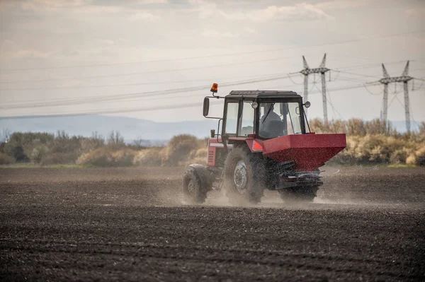 Tractor Die Kunstmest Verspreidt Vervoer Landbouw — Stockfoto