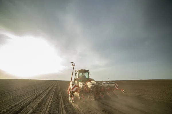 Agriculteur Avec Semis Tracteur Semis Cultures Dans Les Champs Agricoles — Photo