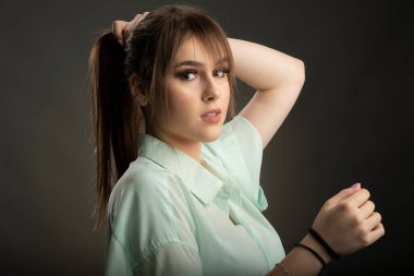 Siyah arka planda izole edilmiş kameraya bakan genç bir kadın. Güzel kadın portresi. 