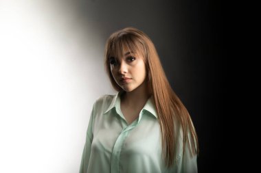 Siyah arka planda izole edilmiş kameraya bakan genç bir kadın. Güzel kadın portresi. 