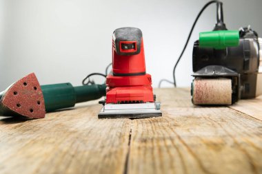 Çiğ ağaç kütüğündeki el yapımı elektrikli uçak. Ahşap. Ahşap ürünleri üretimi. Marangozluk atölyesi