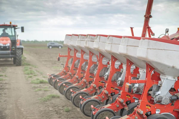 Petani Dengan Penanaman Traktor Menanam Tanaman Lahan Pertanian Pada Musim — Stok Foto