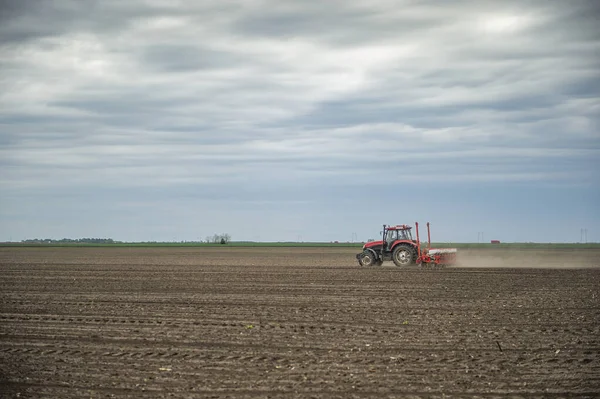 Boer Met Trekker Zaaien Zaaien Van Gewassen Landbouwvelden Het Voorjaar — Stockfoto