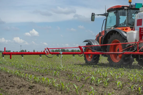 Ladang Pupuk Semprotan Traktor Dengan Bahan Kimia Herbisida Insektisida Bidang — Stok Foto