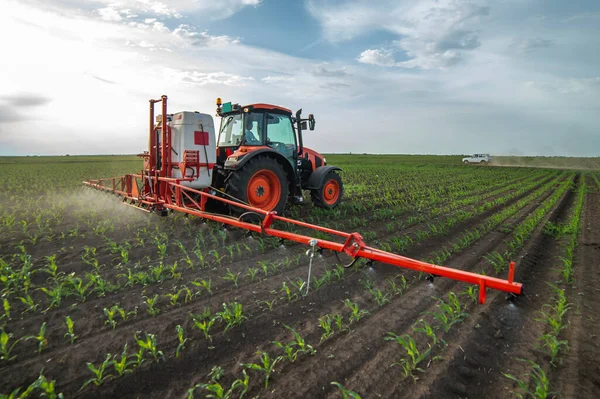 农用领域喷洒杀虫剂除草剂的拖拉机施肥场 — 图库照片