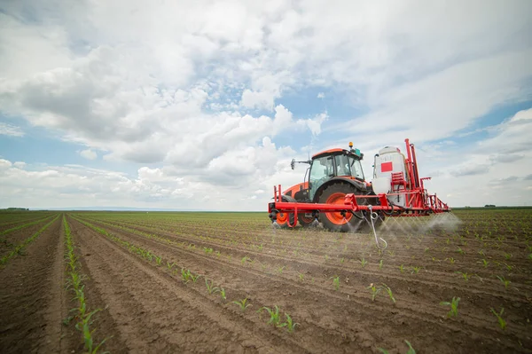 Ladang Pupuk Semprotan Traktor Dengan Bahan Kimia Herbisida Insektisida Bidang — Stok Foto