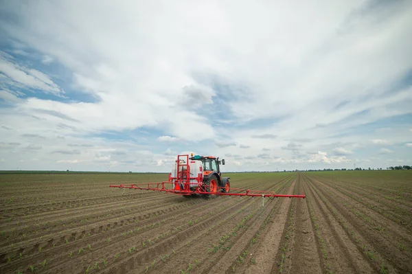 Traktor Spray Trágyázza Mező Rovarirtó Szer Gyomirtó Vegyi Anyagok Mezőgazdaságban — Stock Fotó