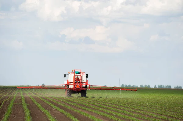 Spray Trattore Fertilizzare Campo Con Insetticidi Erbicidi Chimici Campo Agricolo — Foto Stock