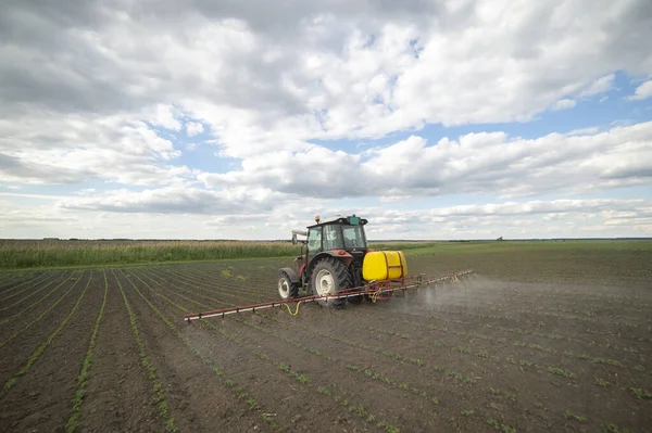 Traktor Rozprašuje Pesticidy Poli Sóji — Stock fotografie