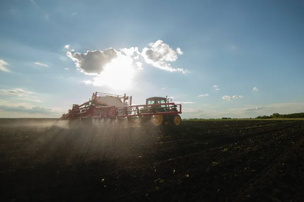 Трактор Распыляет Грунт Весной Поле — стоковое фото