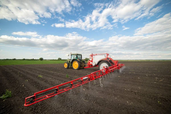 Traktor Penyemprotan Tanah Musim Semi Lapangan — Stok Foto