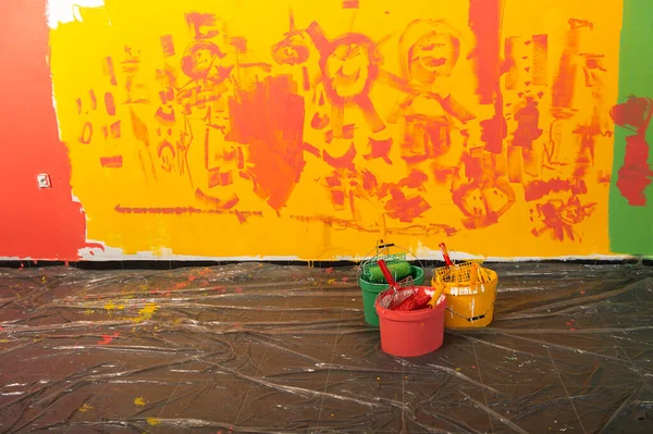 Equipo Para Pintar Frente Pared Colorida Fondo — Foto de Stock