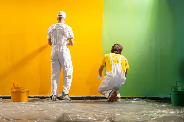 Dos Jóvenes Decoradores Pintan Pared Amarillo Verde — Foto de Stock