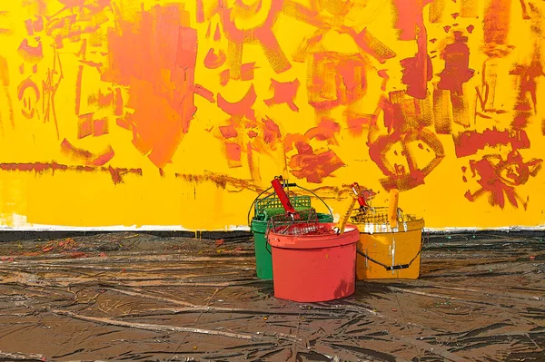 Equipo Para Pintar Frente Pared Colorida Fondo — Foto de Stock