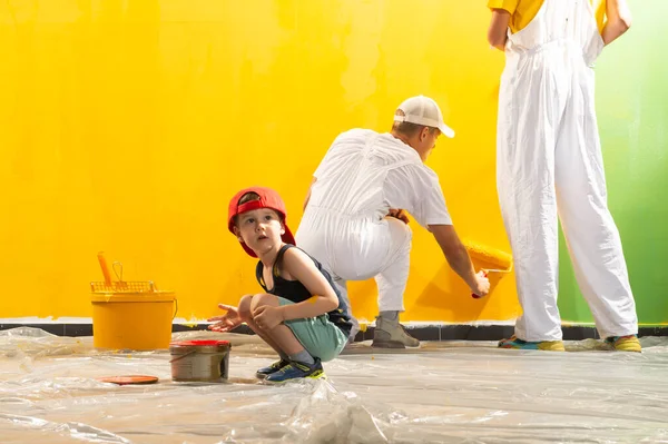 Dos Hombres Pintores Sobre Fondo Amarillo Verde Están Pintando Una —  Fotos de Stock