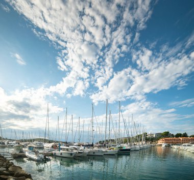 Yelkenliler limana demir attı. Istrian yarımadasında, balıkçı tekneleri, yelkenliler ve lüks yatlarla dolu bir Adriyatik marinası olan bir sahil kasabasının limanı. Hırvatistan 'ın Istrian yarımadasındaki Vrsar kasabası