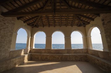 Adriyatik Denizi kıyısındaki Novigrad kasabasında bir teras. Açık ve güneşli bir gün. İstriya Yarımadası, Hırvatistan.