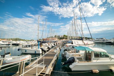 Adriyatik marinası balıkçı tekneleri, yelkenlileri ve lüks yatlarla dolu olan Istrian yarımadasındaki bir sahil kasabasının limanı. Hırvatistan 'ın Istria yarımadasındaki Vrsar kasabası 