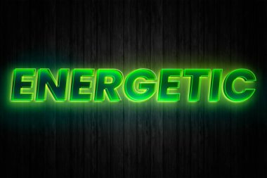 Word Energetic yeşil neon harflerle yazılmış ve etrafında sigara içiliyor.